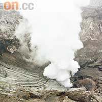 火山口中間不斷有白色的硫磺煙冒出。