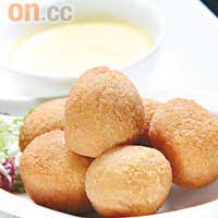 Deep fried meatball stuffed with green olive & parmesan cheese sauce $128<br>金黃小球內有肉餡及青橄欖，味道不俗，蘸點濃香的芝士醬更覺美味。