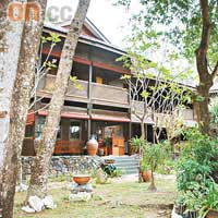 別墅參照馬拉式傳統木屋打造，符合了樹木滿布的環境氣氛。