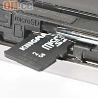 打開電池蓋，左側可找到microSD記憶卡槽。