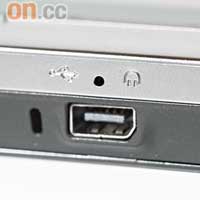 提供USB連接埠作充電及數據傳輸，但仍然沒有3.5mm插口，要用轉插接駁耳機。