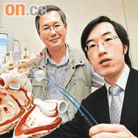陳藝賢（右）指，導管冷凍消融術可消除異常細胞。楊先生（左）接受手術至今近一年，無再復發。	（黃勁璋攝）