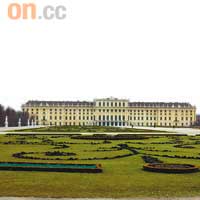 曾有不少名人入住過美泉宮，例如拿破崙也曾在1805年和1809年佔據過此地。