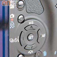 EOS 500D按鈕設計和上代接近，只是加入拍片按鍵，操控容易上手。