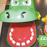 長青的「鱷魚牙醫」玩具及匙扣。<BR>原價$129/大、$79/中、$45/小匙扣<BR>特價：85折（b）