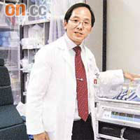 陳德勝表示，急症室設備不斷增加，包括他身後的產床。
