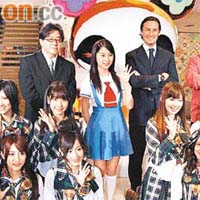 秋元康與小野惠令奈率AKB48撐LV，旁邊則是村上隆和公司高層。