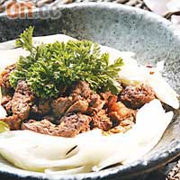 京葱爆牛柳特色中華料理之一，惹味十足，亦為好熱盤的顧客提供多元化選擇。