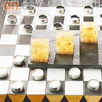 桂花糕× Umbro Chess Board<BR>由著名傢俬品牌Umbro所設計的棋盤，棋子簡約時尚，可當作家居擺設，又或一邊下棋，一邊品嘗大廚特製清香甜美的桂花糕。
