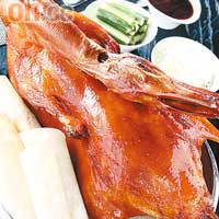北京填鴨攤位<BR>選用3斤半至4斤米鴨，並有專人於自助餐時段內為客人切鴨片享用，屬超值之選。