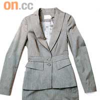 REISS淺灰色雙袋設計西裝褸 $2,899、淺灰色高腰裙 $1,599（Both from a）