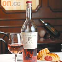 Chateau Le Devoy Martine Rose 2007 配豬肉腸餡法式麵包配鴨肝汁（a）<BR>以四種葡萄釀成的玫瑰紅酒色澤清澈，撲鼻的莓果香非常醒神，入口亦清新柔和，可中和油膩感，配襯法國東南部入口，充滿鹹香及鮮甜味道的豬肉腸最適合。