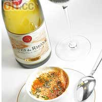 烤康度芝士豬手蔬菜湯配E. Guigal, Cotes du Rhone Blanc 2006（b）<BR>豬膝加入雞湯中煮約4小時，再加入雜菜煮2小時，最後鋪上麵包片及隆河丘的康度芝士焗香即可，味道香而不膩，適合襯酸度適中的白酒，此酒更混合着紅蘋果、橘子