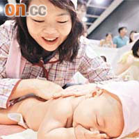 家長應常為嬰兒以潤膚膏保濕及穿上全棉衣物。