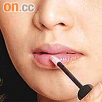 step4：最後以淺色的Lip Paints掃在雙唇上。