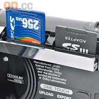 備有SD/SDHC雙插卡槽，除了影片，用戶亦能將相片記錄在卡上。