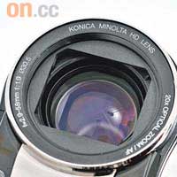 採用Konica Minolta製的F1.9光圈鏡頭，支援20倍光學、200倍數碼變焦。