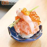 石澗壽司 <BR>足料的招牌壽司以吞拿魚腩蓉、甜蝦、海膽及蟹子作材料，中間加上幼細的日本葱芽，精緻得不捨得食用，最能展現出師傅的手工。