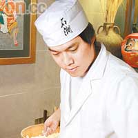 黃師傅雖然於香港學藝，卻是跟隨香港最著名的西村師傅學師，對烹調美食自然擁有日本人般的執着，堅持以傳統方法及最佳食材炮製。