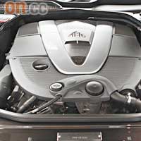 V12雙渦輪增壓引擎可產生102.0kgm扭力，即使車重逾3噸仍可以5.1秒完成0~100km/h。