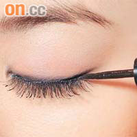 以liquid eyeliner沿眼睫毛位置勾畫上眼線，眼尾拉高少少，再用眼線筆勾畫下眼線。