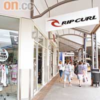 Quiksilver、Roxy及Rip Curl都是澳洲著名沙灘服裝及滑浪設備品牌。
