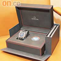 手錶採用精美錶盒包裝，每枚附送彩色品牌標誌徽章。