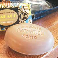 葡萄牙百年肥皂品牌Claus Porto推出一系列Vintage包裝的肥皂，煙草味可說是人氣之選，SG$22（約HK$117）。