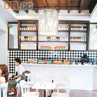 小Cafe內黑白瓷磚牆、白色枱櫈加埋Moooi吊燈，營造出舒適的歎茶空間。