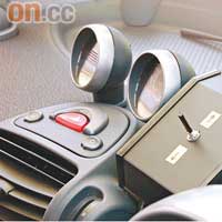 儀錶旁的盒狀選擇器，暫時用來控制車輛前行或後退。