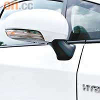 側鏡指揮燈是新增設備之一，可提升行車的安全性。