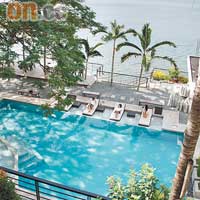 Acacia Resort設有大型泳池，四周種滿銀荊樹，極富東南亞風情。