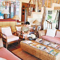 Solana的闊落客廳，擺滿菲式藤製家具。