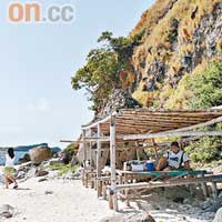 離島上只有沙灘及石山，感覺荒蕪，唯一設施是簡陋的木製涼亭。