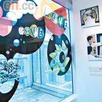 ifc LA LOGGIA店展覽飾以Jonone塗鴉設計，並展出關於醫療衞生的相片。