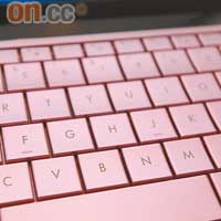 同色系的鍵盤，依然是92%標準尺寸，打字時手感舒適。