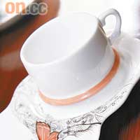 Noritake瓷具是日本皇室御用品牌，自家繪上的圖案當然也要有品味。課堂內將教授繪畫咖啡杯連瓷碟。