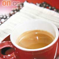 Single Espresso濃縮咖啡 $14（b）：咖啡面浮着厚厚的Crema咖啡油，證明咖啡豆是新鮮烘焙。