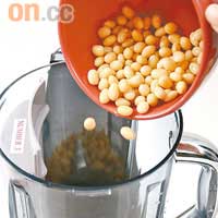 Step 1：將黃豆浸泡過夜後，加水按掣攪拌30秒，再將經1號萃取網過濾的生豆漿加熱煮熟。