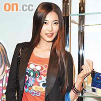 陳碧舸與其他模特兒示範秋季袋款。