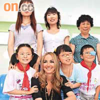 Frida（前排左二）到北京探訪患有弱視的兒童。