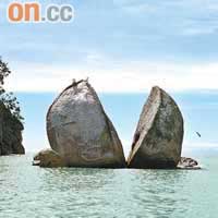 這岩石叫Split Apple Rock，像極蘋果被劈開。