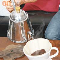 把濾紙放入滴流咖啡壺內，然後置在咖啡杯上，放入適量的咖啡粉，再倒入熱水即可。