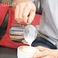 咖啡分量不能太多，半杯就最適宜。把奶泡從奶壺中倒入杯中，與咖啡融合至七成滿後，就把奶壺貼近咖啡表面，先使奶泡在表面聚積成圓形，直至快滿瀉時，立刻把奶壺提高並向前推，形成心形的尖端即成。