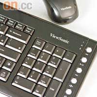 隨機附送鍵盤和光學滑鼠，設有多個快捷鍵操控多媒體播放軟件。