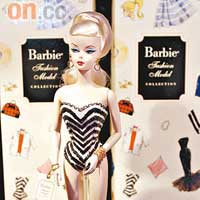 1959年首次出現在紐約玩具展的芭比，在店內可以找到復刻版。