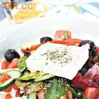 Greek Summer Salad $88<BR>用上百分百羊奶做成的Feta芝士，配上餐廳自家醃製的橄欖，還有牛至草，這是希臘人最常食的家庭菜之一。