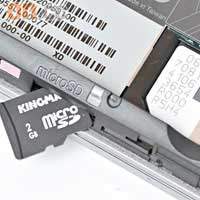 需拆開底蓋才能換SIM卡及microSD卡，略嫌麻煩。