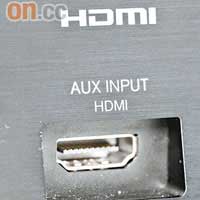 為了令用家接駁時更方便，將一組HDMI插口設在機面，毋須次次都要麻煩地拉線到機背。