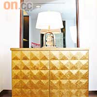 金鑽地櫃<BR>由室內設計界的女中豪傑Barbara Barry一手打造，選用耀眼的金色，飾以鑽石似的切割面，極盡富麗堂皇。$83,420